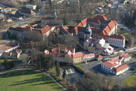 Plasy, městečko s rozsáhlým, na cihly oprýskaným komplexem impozantních klášterních budov bez zjevného života. FOTO archiv