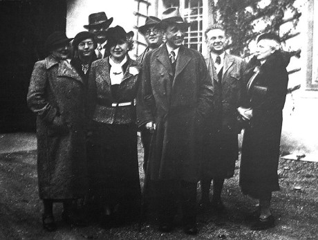 Rodina Bassova, Karel Čapek, O. Scheinpflugová, JUDr. K. Scheinpflug, J. Čapek, A. Čapková a B. Scheinpflugová, 1935. FOTO archiv