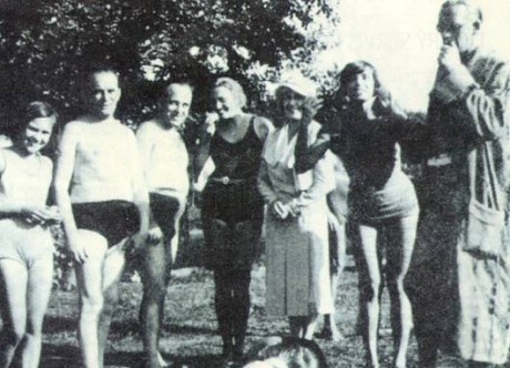 Třetí zleva Karel Steinbach, vedle něj Olga Scheinpflugová, první zprava Ferdinand Peroutka. FOTO archiv