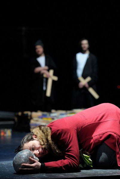 Hamlet je virtuozní divadlo nápadů, promyšlených i provedených s veškerou důkladností, důsledností a divadelnickou suverenitou. FOTO archiv festivalu