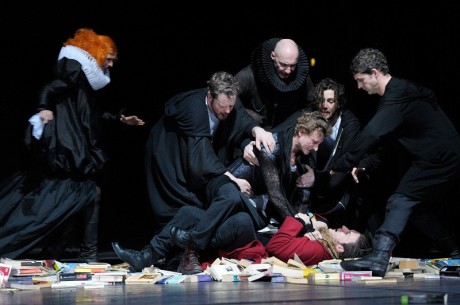 Tento bochumský Hamlet (Dimitrij Schaad) je těžký neurotik. FOTO THOMAS AURIN