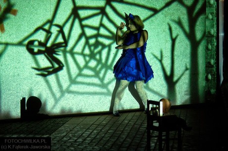 dívka v modrém touží po motýlu, ale vše zhatí pavouk-smrťák. FOTO FAFEREK-JAWORSKA