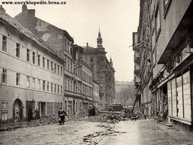 Chodil jsem městem a nechal na sebe padat chladivý déšť. FOTO archiv