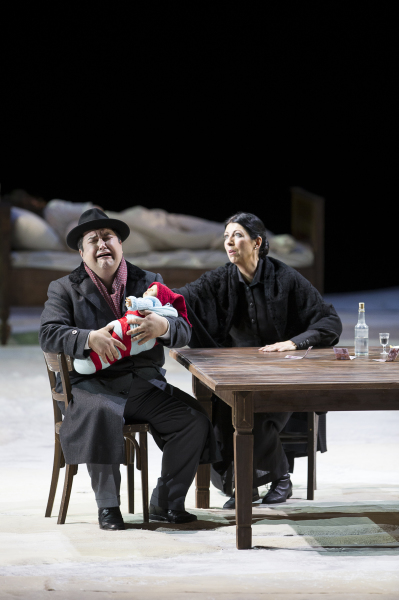 Števovi (Taylan Reinhard) dokonce Kostelnička (Iris Vermillion) dala pochovat jeho děcko, nad nímž teatrálně zavzlykal. FOTO OPERA GRAZ