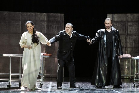 Christina Vasileva (Marguerite), Daniel Magdal (Faust) a Štefan Kocán (Mefistofeles) FOTO HANA SMEJKALOVÁ