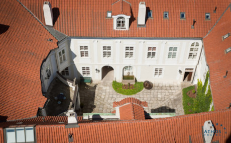 Mamaison Suite Hotel Pachtův Palác Prague - Mamaison Suite Hotel Pachtuv Palace. Divadlo Na zábradlí sídlí v pravé části budovy. FOTO archiv