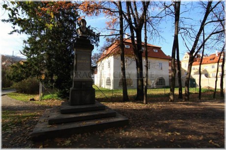 Praha 1 - Ostrov Kampa - Werichova vila a socha Dobrovského. FOTO archiv