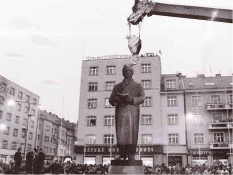 Změny nepřišly hned. Některé trvaly dlouho a prosadit je bylo těžké. Hradec bylo město komunisticky velmi kované a divadlo o to víc. (Snímky z listopadových dnů 1989) FOTO ARCHIV