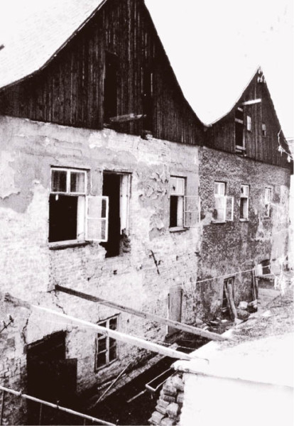 Budova Divadla Vítězného února byla spolu s dalšími domy doslova na maděru. Tragédie. (Zadní trakt dnešního Klicperova divadla v roce 1989) FOTO ARCHIV KD HK