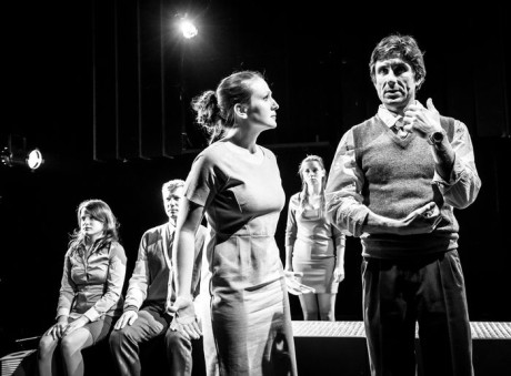 Létající dítě oceňuji zejména za režijně-dramaturgické zpracování, které – podpořeno výbornými hereckými výkony – jasně zprostředkovává a vybarvuje Schimmelpfennigův svět. FOTO archiv Buranteatru