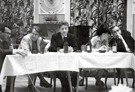 Tisková konference k filmu Válka skončila na MFF v Karlových Varech v roce 1966. Zleva filmový publicista Jiří Struska, scenárista Jorge Sernprún, režisér Alain Resnais, producentka Catherine Winter a já FOTO ARCHIV