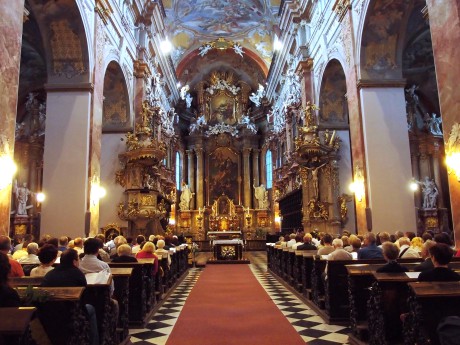 Celkový pohled od hlavního vchodu k oltáři kostel juzuitů Nanebevstoupení Panny Marie. FOTO MARIE ŘÍDKÁ