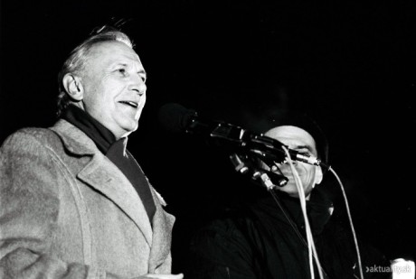 Během listopadových manifestací v roce 1989. FOTO Aktuality.sk