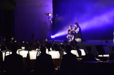 Všeobjímající pomalý hudební tok, bez dramatických bouří, řadil rozvíjející se příběh do pozvolně na sebe navazujících epizod. FOTO J. JAHODOVÁ