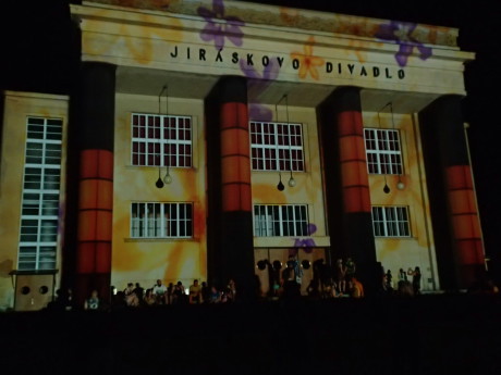 Videomapping na budově Jiráskova Hronova. FOTO archiv autorky