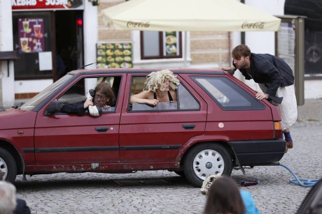 Jako jeviště i zákulisí využívají vlastní auto. FOTO Facebook