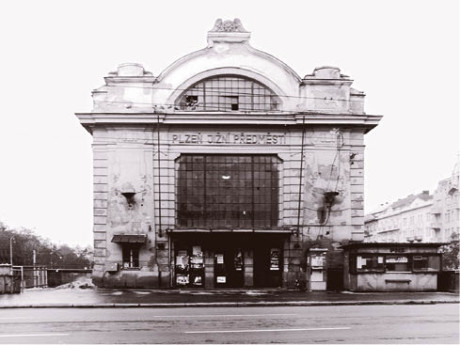 Vstup do multifunkčního centra Moving Station dnes a při jeho prvním otevírání v září 2000 FOTO VÍT ŠTAIF