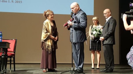 Ministr kultury uvádí Vlastu Chramostovou do Síně slávy Národního divadla. FOTO archiv MK