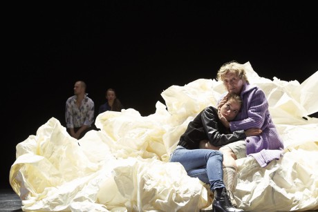 Matthias Reichwald (Alexander Ignatjewitsch Werschinin, Oberstleutnant und Batteriekommandeur), Ina Piontek (Olga), Lea Ruckpaul (Irina), Brigitte Wähner (Anfissa, Kinderfrau) Foto: Matthias Horn