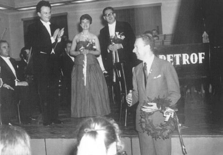 Premiéra Skotské balady V. Lejska, 1964 - dirigent Jaromír Nohejl, manželé Lejskovi, skladatel Benjamin Britten + hudebníci Moravské Filharmonie. Foto: archiv Věry Lejskové