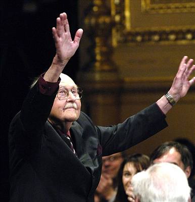 V Národním divadle 25. března 2006 během ceremonilu Cen Thálie, na kterém získal ocenění za celoživotní činoherní mistrovství. FOTO archiv