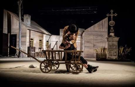Hrůzná je scéna, ve které mladý Oberva přiveze Sekalovi svou ženu Anežku na dřevěném vozíčku… FOTO archiv NdB