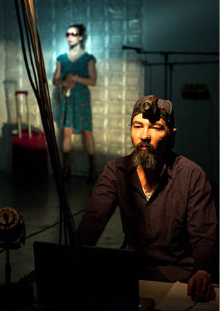 Carlos Be: Woman in a taxi crossing New York, koncept a realizace Apolena Vanišová a Petr Krušelnický. Světová premiéra v MeetFactory, 2015 FOTO DAVID GOLIÁŠ