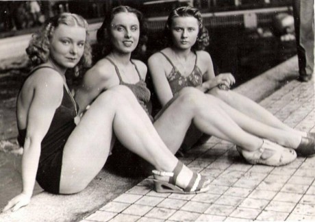 Jarmila Smejkalová, Dagmar Lehovcová a Věra Skálová-Selnerová ve filmu Muži nestárnou (r. V. Slavínský, 1942). FOTO archiv