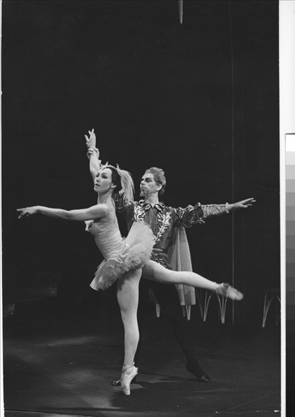 P. I. Labutí jezero - Odilie: Vlasta Pavelcová, Čaroděj Rudovous: Albert Janíček (chor. Emerich Gabzdyl, prem. 9. 5. 1965, Státní divadlo Ostrava) FOTO FRANTIŠEK KRASL