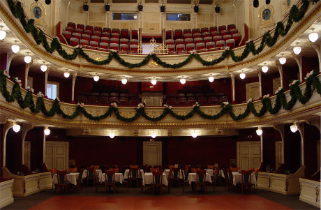 Interiér Slezského divadla Opava připravený k plesu... FOTO archiv