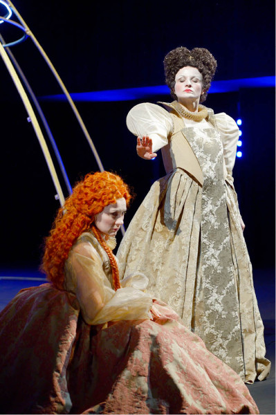 V roli Marie Stuartovny spolu s Janou Kurucovou jako Alžbětou (Gaetano Donizetti: Maria Stuarda, režie Linda Keprtova, NDM Ostrava 2014) FOTO MARTIN POPELÁŘ