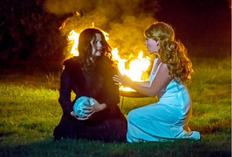 Rusalka s Jolanou Fogašovou jako Ježibabou / Cizí kněžnou (A. Dvořák: Rusalka, režie Jiří Heřman, Otáčivé hlediště Český Krumlov 2015) FOTO MICHAL SIROŇ