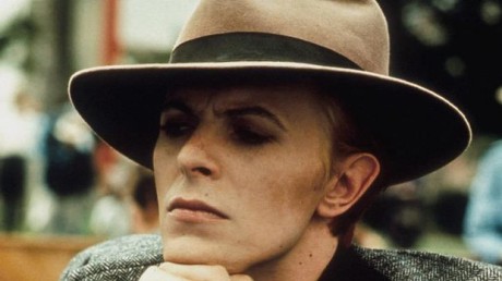 David Bowie ve filmu Nicolase Roega The Man Who Fell To Earth (1976). FOTO archiv