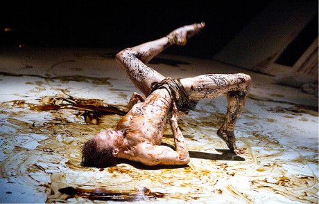 Kafkův text je velmi niterný. Jak se Řehoř cítí na lopatkách, jak zápasí ve svém těle… (F. Kafka: Proměna, choreografie Arthur Pita, premiéra 19. 9. 2011, The Royal Opera House, Londýn) FOTO TRISTRAM KENTON