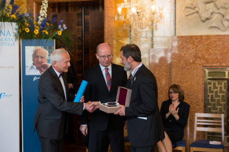 Premiér Sobotka a předseda poroty prof. Jan Pirk předávají Cenu Arnošta Lustiga. FOTO Agentura Q and A, s.r.o.