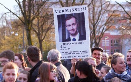 Pohřešuje se: Hubený / Bledý / Kolem 30 (Z demonstrace na podporu Jana Böhmermanna 8. dubna v Marlu)  FOTO SVEN SIMON