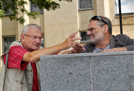 Na to nejde odpovědět... S dramaturgem Činoherního klubu (jeho přehlídky amatérských divadel Čk uvádí) Radvanem Páclem, Jiráskův Hronov 2010 FOTO IVO MIČKAL