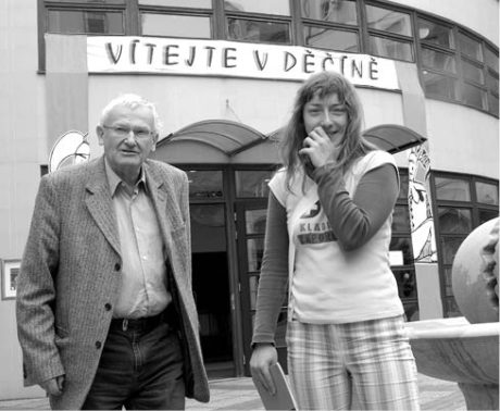 S herečkou svého oblíbeného amatérského kladenského divadla V.A.D. Lenkou Hulákovou, Divadelní Děčín 2007 FOTO IVO MIČKAL