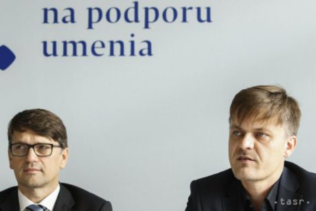  Ministr kultury SR Marek Maďarič (vlevo) a ředitel slovenského Fondu na podporu umění Jozef Kovalčík (vpravo). FOTO archiv TASR