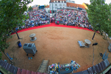 Scénografie svou surovostí a použitým levným materiálem evokovala smetiště, opuštěnou stavbu nebo chudinské obydlí kdesi v prérii. FOTO archiv festivalu