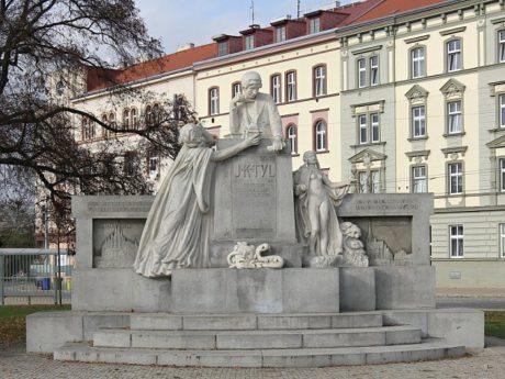 Pomník autora Vojtěcha Šípa, který od roku 2012 stojí na Mikulášském náměstí, dříve stával v Lochotínském parku a ještě dříve v Husově ulici, kde ovšem musel ustoupit stavbě autobusového nádraží. FOTO archiv