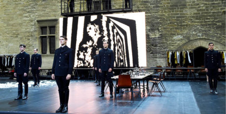 Naštěstí se ve dvoraně Papežského paláce hráli Viscontiho Proklatí (Les Damnés) v režii Ivo van Hovea a v podání pařížské Comédie-Française FOTO CHRISTOPHE RAYNAUD DE LAGE
