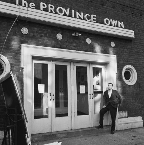 Před Provincetown Playhouse v New York, kde v lednu 1960 měla americkou premiéru jeho aktovka The Zoo Story. FOTO archiv Bettmann Archive
