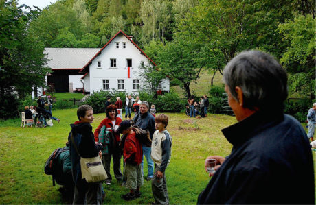 Červenobílá vlajka svobodného Běloruska v okně domu  Václava Havla, Hrádeček 2007  FOTO BOHDAN HOLOMÍČEK