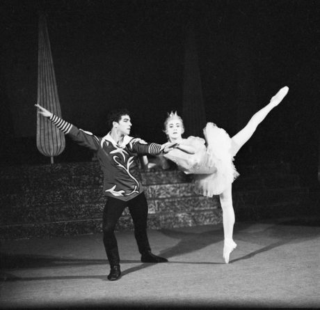 Jako Princ Desré v Čajkovského Spící krasavici (r.a chor. Miolan Hojdys, Jihočeské divadlo České Budějovice, prem. 6. 11. 1966). FOTO archiv JD ČB