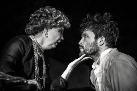 Alma – „živitelka“ – jde do let (Ivana Hložková a Buš). FOTO JAKUB JÍRA