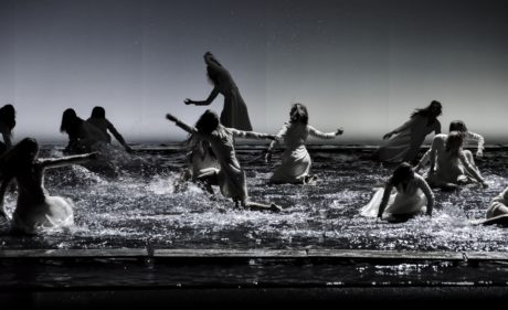 Lávky na vodní ploše přestavují tanečnice FOTO (c) NdB opera / Marek Olbrzymek