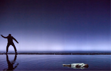 Sebevražda Káti (Pavla Vykopalová) – L. Janáček: Káťa Kabanová, režie Robert Carsen FOTO NdB OPERA: MAREK OLBRZYMEK