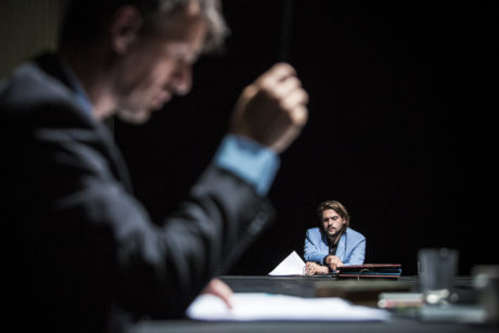 Gunnar Schmidt a Jonathan Bruckmeier v Kamenech zmizelých. FOTO FLORIAN MENDES Stolpersteine Staatstheater von Hans-Werner Kroesinger Textfassung Regine Dura Regie Hans-Werner Kroesinger Badisches Staatstheater Karlsruhe Premiere 21. Juni 2015 www.staatstheater.karlsruhe.de REGIE Hans-Werner Kroesinger BÜHNE & KOSTÜME Rob Moonen MUSIK Daniel Dorsch KÜNSTLERISCHE MITARBEIT Regine Dura DRAMATURGIE Annalena Schott THEATERPÄDAGOGIK Verena Lany