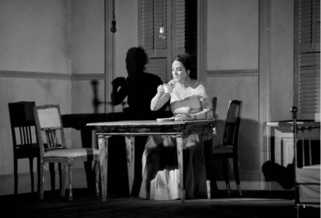 Žena (Katarina Karnéus) v opeře A. Schönberga Očekávání, režie David Radok, ND Brno a Opera Göteborg FOTO NdB OPERA: MAREK OLBRZYMEK